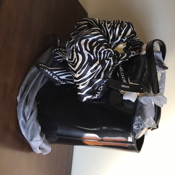 DKNY brand new hobo 💼 - Picture 3 of 8